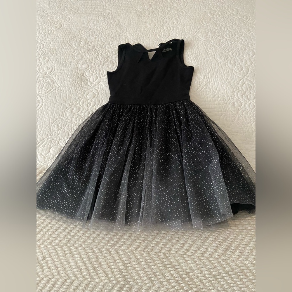 A girls dress has glitter size small (7-8)